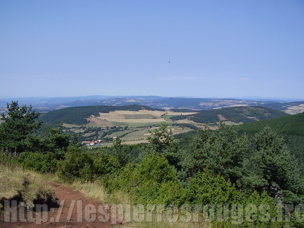  Le clos des pierres rouges  vue sur le village