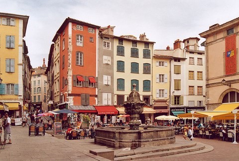 Le clos des pierres rouges,Le Puy en Velay, départ du chemin de St Jacques sur la place du "plot"